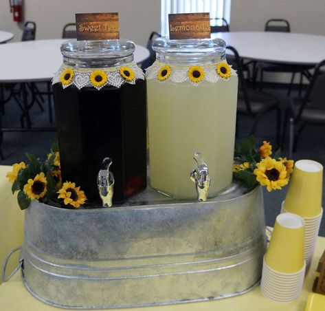 Sunflower Decor Party, Sunflower Bday Theme, Rustic Sunflower Birthday Party Ideas, Wedding Shower Sunflower Theme, Sunflower Anniversary Party, Fall Sunflower Bridal Shower Ideas, Country Anniversary Party Ideas, Bridal Shower Sunflower Theme Decor, Sunflower Picnic Theme