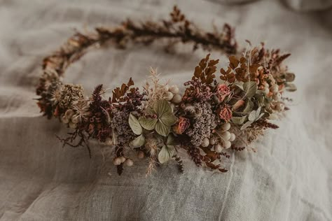 Heavy Autumn or Desert feel to this dried flowers, grass and foliage Flower Crown....perfect for a Rustic Country Boho bride🌾 Art Floral Japonais, Dried Flower Crown, Dried Hydrangeas, North Wales, Floral Crown, How To Preserve Flowers, Beautiful Wreath, Fall Flowers, Dried Flower