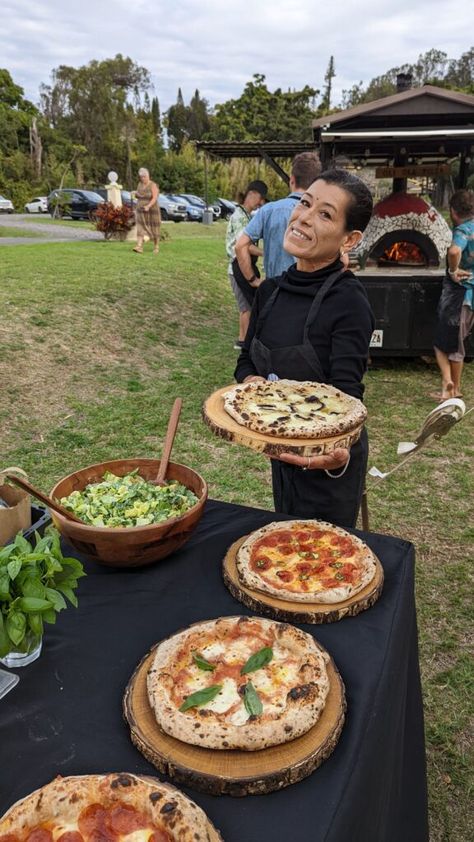 Pizza Catering Display, Pizza Display For Party, Pizza Table, Charcuterie Wedding, Pizza Display, Birthday Catering, Pizza Station, Pizza Catering, Pizza Buffet