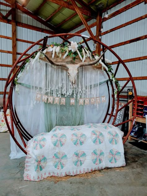 Rustic Photo Booth Ideas, Western Rustic Boho Wedding, Country Wedding Photo Booth, Country Photo Booth, Bale Ring Wedding Arch, Western Wedding Photo Booth, Farm Photo Booth, Western Theme Gala, Western Boho Bridal Shower Ideas