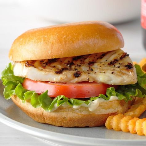 Grilled Fish Sandwich, Low Calorie Sandwich, Fish Sandwich Recipes, Fish Sandwiches, Healthy Sandwich Recipes, Grilled Sandwiches, Fish Burger, Salads For Parties, Fish Sandwich