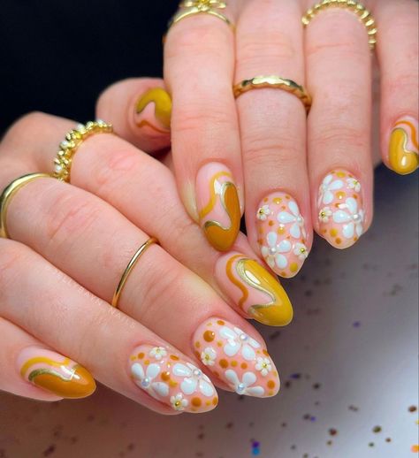 Retro Spring Nails, Groovy Nail Art, Nails 2023 Trends, Retro Nails, Nail Color Trends, Hippie Nails, Vintage Nails, Floral Nail Designs, Cute Spring Nails