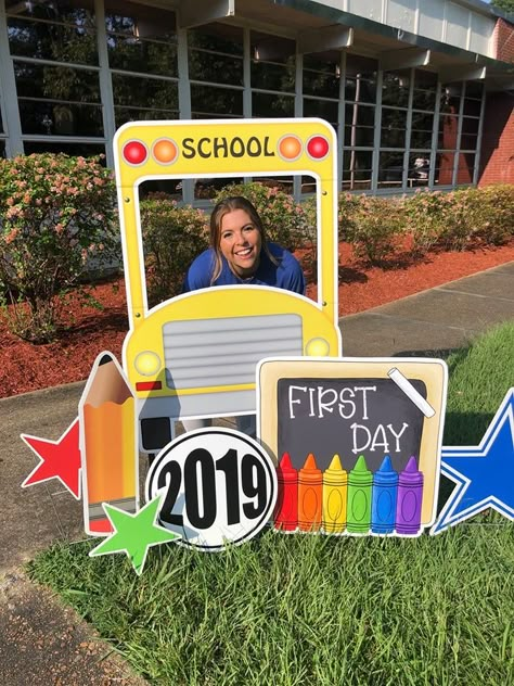 First Day Of School Decorations Classroom Decor, Welcome Back To School Decorations First Day, First Day Of School Decoration, First Day Of School Decorations, Back To School Crafts For Kids, Back To School Decorations, First Day Of School Pictures, School Board Decoration, Welcome To School