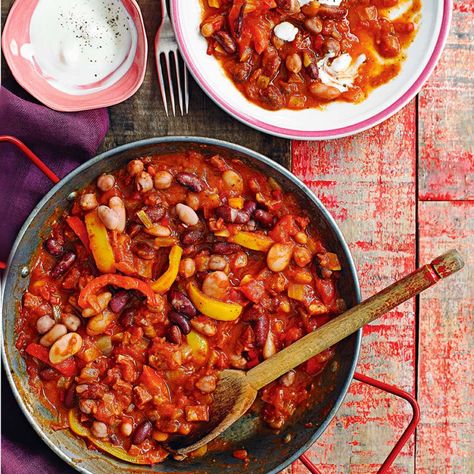 Enjoy a tasty and delicious meal in 35. Learn how to make Chorizo bean stew and get the Smartpoints of the recipes. Chorizo And Beans, Chorizo And Butter Bean Stew, Beans With Chorizo, Chorizo And Bean Stew, How To Make Chorizo, Stew Healthy, Chorizo Hash, Beans Recipes, Vegetable Stock Cubes