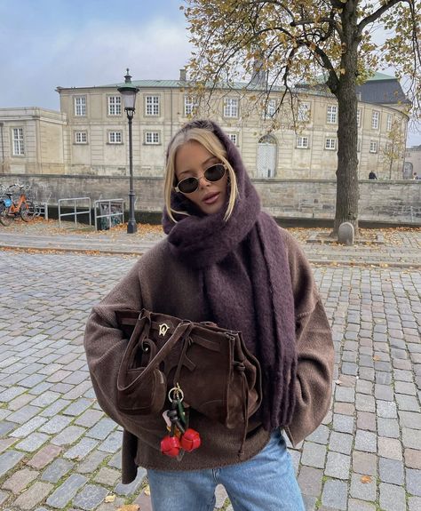 Oversized Scarf Aesthetic, Baklava Scarf Outfit, Fall Outfits With Scarf, Scarf Winter Aesthetic, Thick Scarf Outfit, Brown Scarf Outfit, Scarf Outfit Aesthetic, Oversized Scarf Outfit, Wool Scarf Outfit