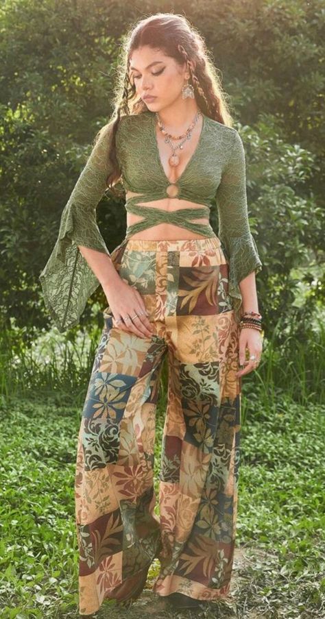 Hippie Music Festival Outfit, Forest Fairy Fashion, Fae Core Outfit, Earth Themed Outfits, Artsy Outfits Aesthetic, Dragoncore Outfits, Bohemian Party Outfit, Romani Outfit, Hippie Elegante Boho Style