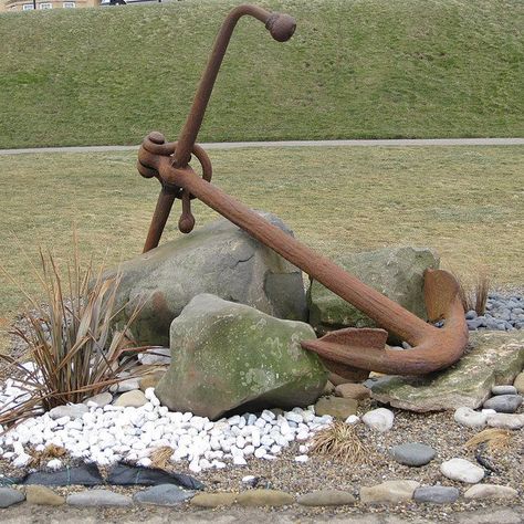 Nautical Yard Landscaping, Seaside Themed Garden, Beach Garden Ideas, Nautical Garden Ideas, Caravan Garden, Nautical Landscaping, Rusty Anchor, Beach Theme Garden, Boat Garden