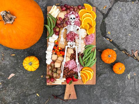 Charcuterie Skeleton, Halloween Party Food Ideas Appetizers, Party Food Ideas Appetizers, Skeleton Charcuterie Board, Halloween Meatballs, Skeleton Charcuterie, Halloween Mummy Hot Dogs, Easy Halloween Food Appetizers, Food Ideas Appetizers