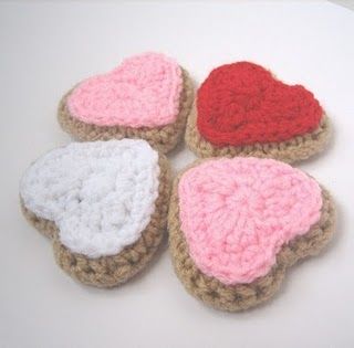 Crochet Cookies, Cookie Crochet, Crocheted Food, Crocheted Hearts, Homemade Valentines Gift, Frosted Cookies, Food Kawaii, Heart Cookie, Crochet Heart Pattern