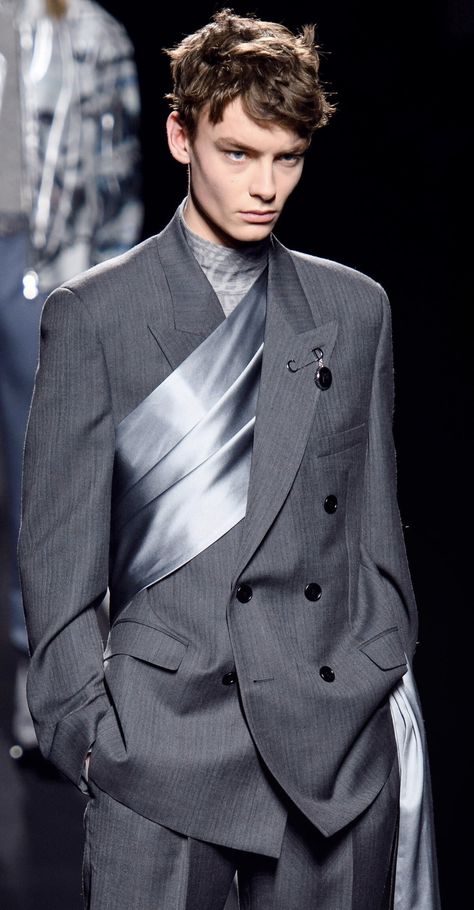 Chanel Suit Men, Mens Award Show Fashion, Grey Suit Aesthetic Men, Dior Menswear Runway, Mens High Fashion Runway Haute Couture, Dior Fashion Men, Dior Clothes Men, Chanel Men Fashion, Dior Aesthetic Outfit Men