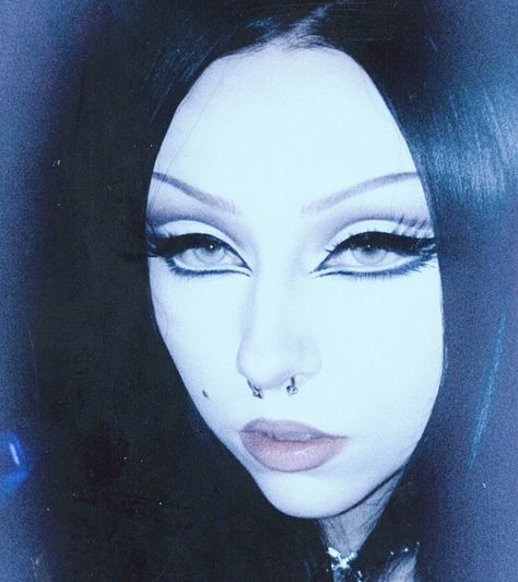 Goth Makeup For Blue Eyes, 60s Goth Makeup, Goth Work Makeup, Goth Makeup Asian, Goth Inspired Makeup, Gothic Graphic Eyeliner, Fun Goth Makeup, Y2k Goth Makeup, Big Eyeliner Looks