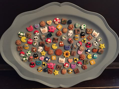 So many nerdy polymer clay magnets! -By Tiny Things By Bowen Adventure Time Mario PacMan  Pokemon Kirby Zelda  Pokemon Minions Nightmare Before Christmas  Star Trek  Tiny food Mario Clay Charms, Polymer Clay Kawaii Food, Polymer Clay Tiny Things, Nerdy Polymer Clay, Cute Tiny Clay Ideas, Mario Clay Ideas, Polymer Pins, Star Polymer Clay, Polymer Clay Food Magnets