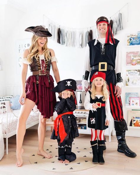 10 Halloween Costumes We Love - Inspired By This Costume Halloween Famille, Superhero Family Costumes, Family Costumes Diy, Family Halloween Costume Ideas, Costume Family, Family Halloween Costume, Pirate Costumes, Superhero Family, Broken Record