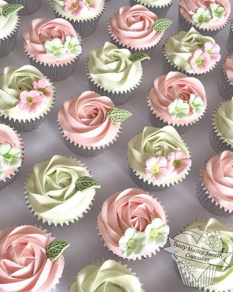 #buttercream #rose swirl and blossoms #cupcakes in delicate shades of pink and mint green | ChicChicFindings.etsy.com Wedding Shower Cupcakes, Frost Cupcakes, Cupcakes Flores, Cupcakes Design, Buttercream Roses, Buttercream Cupcakes, Cupcakes Decorados, Rose Cupcakes, Pink And Mint