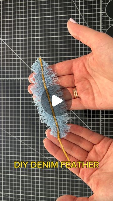 Jean Feathers Diy, Denim Fabric Manipulate, Fabric Feathers Diy, Textile Art Techniques Tutorials, Jeans Decoration Ideas, Denim Feathers Diy, Feather Art Projects, Diy Feathers, Repurposed Fashion