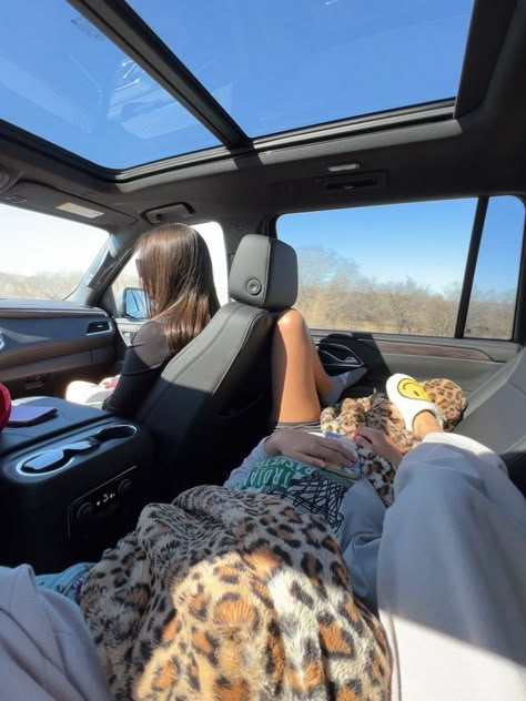 Cute Road Trip Pictures, Summer Road Trip Aesthetic Friends, Road Trip Back Seat Set Up, In The Car With Friends, Car Road Trip Aesthetic, Road Trips Aesthetic, Road Trip Photo Ideas, Driving With Friends, Comfy Car