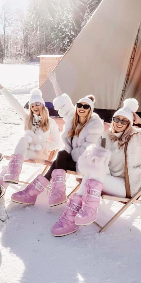 Hot Rainy Day Outfit, Spring Rainy Day, Schnee Party, Moon Boots Outfit, Outfit Ideas From Shein, Stylish Mom Outfits, Rainy Day Outfit For Work, Ski Trip Outfit, Apres Ski Outfits