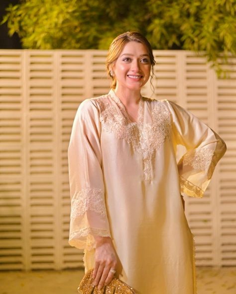 Momina Iqbal spotted in Deepak Perwani 🤍 Shop her look through LINK IN BIO 😍🛍️ Brand: Deepak Perwani ID: SHX5514 Tap the link in bio to shop ✨ Momina Iqbal Dresses, Momina Iqbal, Deepak Perwani, Pakistani Actress, Wallpapers Backgrounds, Pretty Wallpapers Backgrounds, Pretty Wallpapers, Wallpaper Backgrounds, Link In Bio