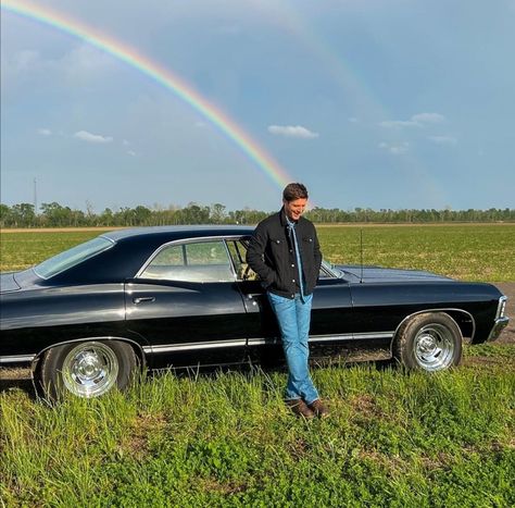 supernatural 🌈 Chevrolet Impala 1967, Sam E Dean, Impala 67, Dean Supernatural, 1967 Chevrolet Impala, Boy Walking, Spitting Image, Supernatural Wallpaper, Supernatural Jensen