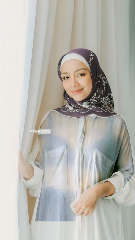 Mira Filzah Free Hair, Mira Filzah, Nora Danish, Foto Cewek Hijab Aesthetic, Black Hair Video, Egirl Style, Rocker Girl, Hijab Fashionista, Hijabi Fashion Casual