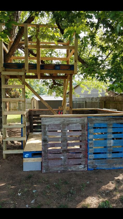 Hangout Spot Ideas Outside, Woods Hangout Spot, Pallet Fort, Pallet Tree Houses, Outdoor Forts, Diy Fort, Simple Tree House, Backyard Fort, Pallet Kids