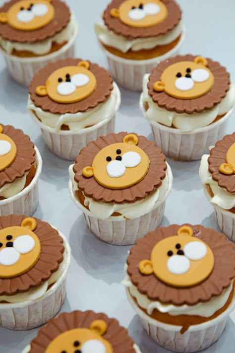 Lion Cake Pops, Lion Cake Birthday, Lion Birthday Cake, Lion Cupcakes, Bakery Instagram, Cap Cake, Lion Birthday, Love Cupcakes, Fondant Cupcakes