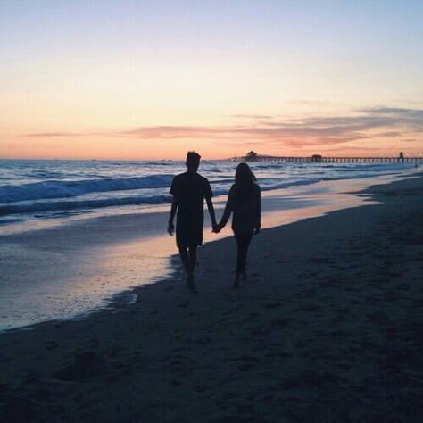 Couple Goal Romantic, Couple Tumblr, Beach Tumblr, Tumblr Couples, Photos Bff, Life Goals Pictures, Walking On The Beach, Tumblr Love, Couple Goal