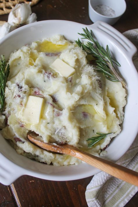 Rosemary Garlic Potatoes, Ultimate Mashed Potatoes, Rosemary Mashed Potatoes, Mashed Red Potatoes, Chinese Chicken Salad Recipe, Parmesan Mashed Potatoes, Red Potato Recipes, Rosemary Potatoes, Homemade Mashed Potatoes