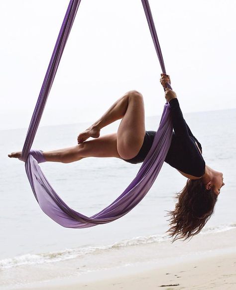 @aerial.lyss dances with the Malibu waves. Wonder if the Miley Cyrus track was playing in the background? 🤔 #AerialNation 📸 @allisonzahigian ✨ Posted by AN Creator @NikkiStJohn Hammock Poses, Silk Yoga, Flying Yoga, Aerial Yoga Hammock, Aerial Yoga Poses, Yoga Ashtanga, Yoga Hammock, Aerial Hammock, Couples Yoga