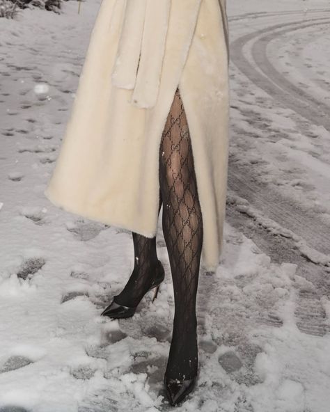 3,344 Me gusta, 65 comentarios - Sarah Butler (@sarahchristine) en Instagram: "Last night in Gucci" Winter Aesthetic, Old Money, Winter Wonderland, My Aesthetic, Mood Board, Stockings, Lookbook, Fashion Inspo, Walking