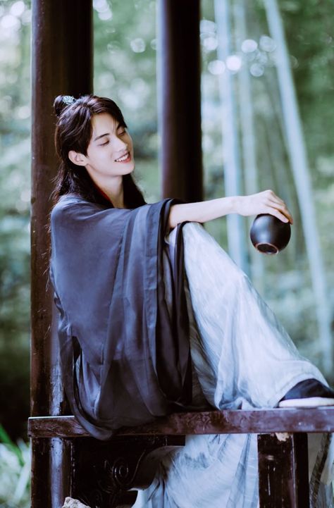 Hanfu Aesthetic, Hanfu Male, Hanfu Men, Chinese Traditional Clothing, Chinese Man, Body Reference Poses, Body Poses, Chinese Clothing, Chinese Dress