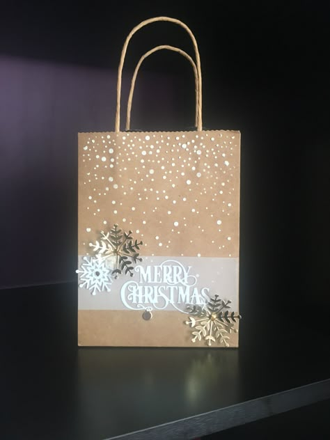 Paper Lunch Bag Gift Bag, Diy Christmas Bags Gift Wrapping Papers, Brown Bag Christmas Bags, Decorating Brown Paper Bags For Christmas, Xmas Bags Ideas, Decorated Gift Bags For Christmas, Christmas Paper Bag Design, Holiday Bags Ideas, How To Decorate Gift Bags