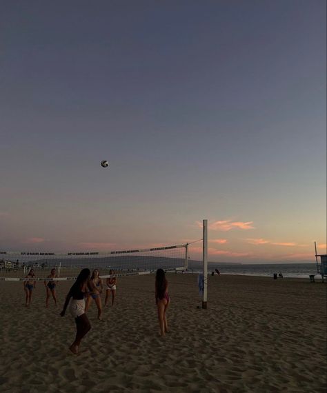 Volly Ball Beach, Tsitp Beach House Aesthetic, Summer House Aesthetic Beach, Cute Beach House Aesthetic, Summer Love Aesthetic Beach, Beach Hangout Aesthetic, Volleyball On Beach Aesthetic, Beach House Lifestyle, Beach Fun Aesthetic