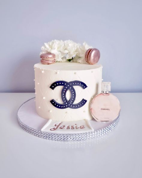 Chanel Cake Ideas, Chanel Cakes, Cake Women, Chanel Birthday Cake, Coco Cake, Chanel Birthday Party, Chanel Cake, Candy Birthday Cakes, 70th Birthday Cake