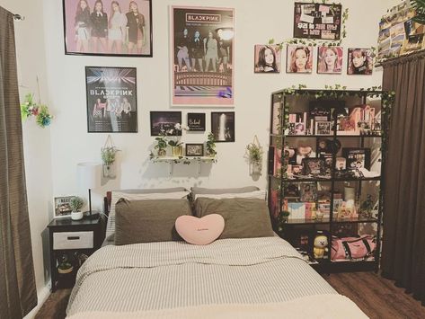 Blackpink Wall Decor, Blackpink Room Ideas, Bedroom Ideas Korean, Blackpink Room, Ideas Para Decorar Tu Cuarto, Kpop Shelf, Grunge Bedroom, Kpop Room, Bedroom Ideas Aesthetic