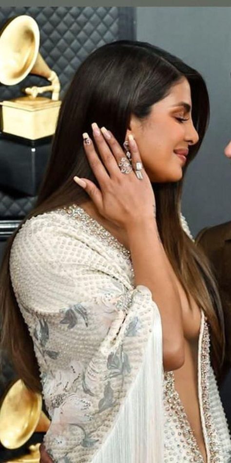 Pics: Priyanka Chopra goes bold for Grammy 2020 awards, hair extending with #GLTapes. #greatlengths #longhair #priyankachopra Celeb Nails, Priyanka Chopra Makeup, بريانكا شوبرا, Parneeti Chopra, Grammys 2020, Coffin Acrylic Nails, Nail Business, Mexican Women, Bollywood Girls