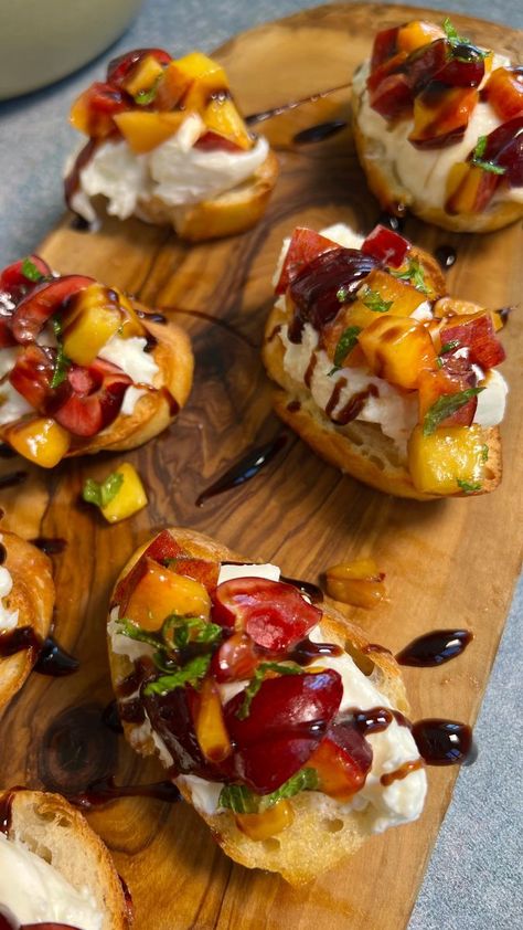 SAVE this post & make this asap. PART 4 of my Summer Snack Series will not disappoint. It’s a sweet version of a classic bruschetta. I mainly use stone fruit, but you could definitely add in more savory elements like minced garlic or shallots. 🍒🍑Stone Fruit Bruschetta Recipe🍑🍒 INGREDIENTS 1 Baguette, sliced 2 yellow peaches, diced 18 cherries, pitted and quartered 8 oz burrata 4 tbsp olive oil 3 tbsp mint, ribboned Balsamic glaze Salt INSTRUCTIONS 1. Preheat oven to 425 degrees F. Brush bag Peach And Cherry Bruschetta, Stone Fruit Bruschetta, Fruit Bruschetta Recipe, Fruit Bruschetta, Appetizers Appetizers, Cobb Salad Ingredients, Classic Bruschetta, Dinner Videos, Summer Appetizers Easy