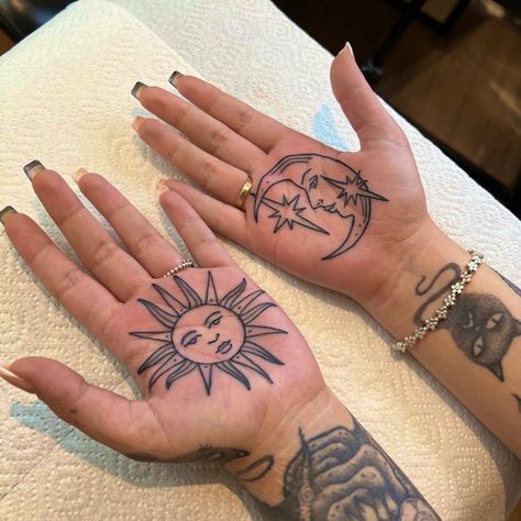 Tattoo Sonne, Skin Color Tattoos, Luna Tattoo, Traditional Tattoo Flowers, Model Tattoo, Palm Tattoos, Moon Tattoo Designs, Inspiration Tattoos, Tattoos Geometric