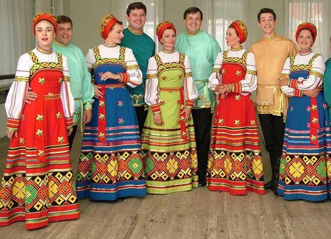 El traje típico ruso es diferente a la ropa de otros países en el mundo e incluso también difiere bastante... Russian Outfit, Russian Traditional Dress, Russian Traditional Clothing, Peasant Costume, Russian Dance, Russian Clothing, Mens Fashion Coat, Creative Clothes, Folk Clothing