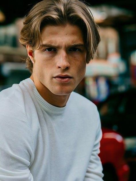 Stay on Point: Hottest Fall Middle Men's Part Hairstyles 2023 - mens-club.online Middle Part Hairstyles Men, Middle Part Haircut, Middle Hair, Middle Part Hairstyles, Mens Hairstyles Medium, Men's Wigs, Medium Length Hair Men, Men Haircut Styles, Corte De Cabelo Masculino