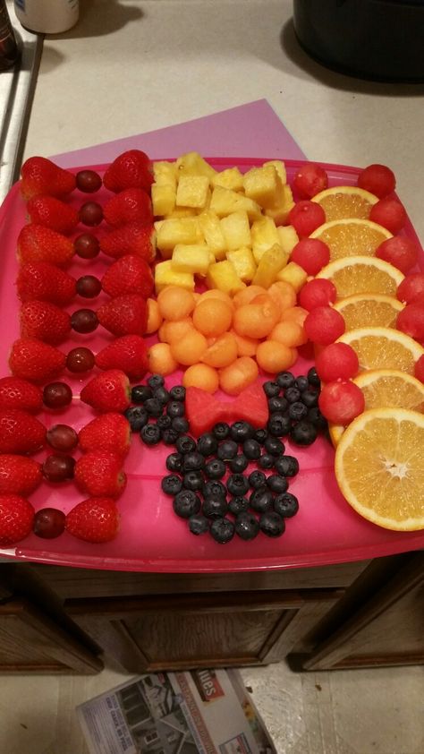 Minnie Mouse and Bows fruit tray Minnie Fruit Tray, Disney Fruit Tray Ideas, Minnie Mouse Fruit Ideas, Minnie Mouse Fruit Tray, Mickey Mouse Fruit Tray, Mickey Mouse Bday, Twodles Birthday, Birthday Minnie Mouse, Holiday Fruit