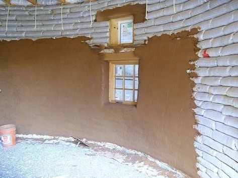 interior  earthbag construir con bolsas de tierra Hobbit House Kit, Diy Brick Wall, Casa Hobbit, Earth Bag Homes, Earth Bag, Eco Buildings, Earthship Home, Mud House, Earth Sheltered