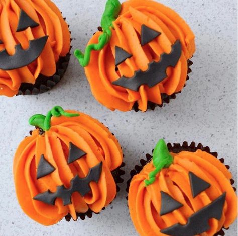 Halloween Birthday Cupcakes, Halloween Cupcakes Decoration, Pasteles Halloween, Cupcakes Decorating, Halloween Food Cupcakes, Halloween Deserts, Cupcakes Halloween, Pastry Ideas, Cupcake Inspiration