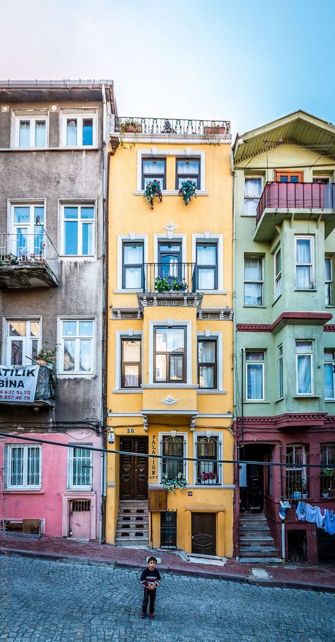 Colorful Places, Places In The World, Cute House, Urban Sketching, Old Buildings, City Aesthetic, Istanbul Turkey, Beautiful Buildings, Pretty Places