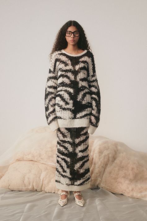 Stella McCartney Pre-Fall 2024
https://www.vogue.com/fashion-shows/pre-fall-2024/stella-mccartney/slideshow/collection#25 Pre Fall Collection, Party Looks, Knit Fashion, 2024 Collection, Knit Jumper, Pre Fall, Zebra Print, Business Fashion, Wool Coat