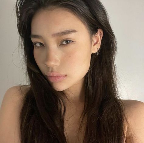 Hannah Kae, Hannah Kim, Dark Eyebrows, Female Gaze, Face Anatomy, Bare Face, Interesting Faces, Just Girly Things