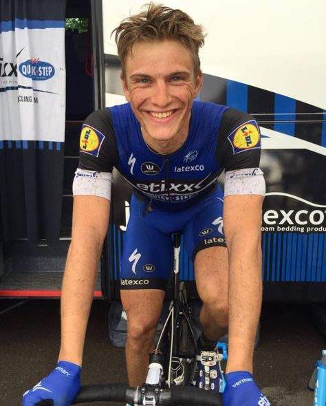 Marcel Kittel: Messy hair & dirty face after a hard stage 4 in Ster ZLM Tour. But still smiling! Marcel Kittel, Cycling Men, Bicycle Sport, Men Hairstyle, Professional Cycling, Lycra Men, Bike Lovers, Messy Hair, Pro Cycling