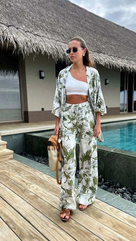 35 Best Trendy Mexico Vacation Outfits - Explore Best Summer Beach Outfits 2024 11 Bali Clothes Outfits, Best Travel Outfits For Women, Bali Outfit, Mexico Vacation Outfits, Comfy Travel Outfit, Beach Outfit For Women, Chic Romper, Pool Party Outfits, Beach Looks