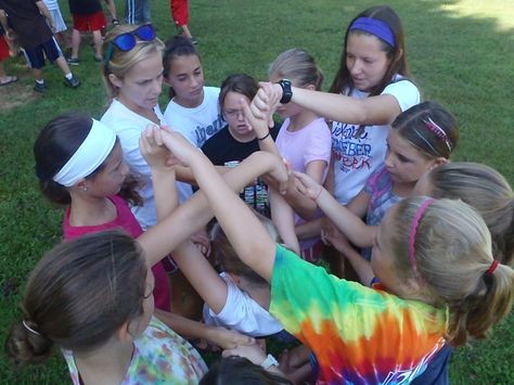 Cooperation game--Tied in Knots http://www.creativekidsathome.com/games/tied_in_knots.shtml Human Knot Game, Balance Games, Human Knot, Session 9, Morning Devotion, Cooperative Games, Mexican Actress, Join Hands, Name Games