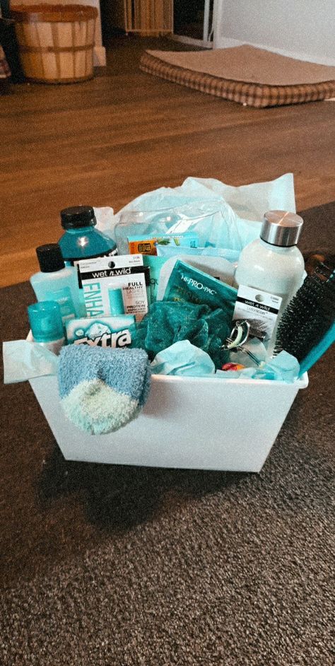 Teal Gift Basket Ideas, White Gift Basket Ideas, Blue Birthday Basket, Blue Gift Basket Ideas, Color Themed Gift Baskets, Blue Themed Gift Baskets, Blue Gift Basket, Birthday Baskets, Teal Birthday